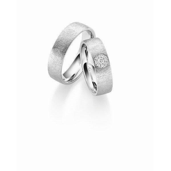 Flotte Gerstner vielsesringe i 14 karat hvidguld med matteret rustik overflade og 0,09 ct diamanter formet som blomst.